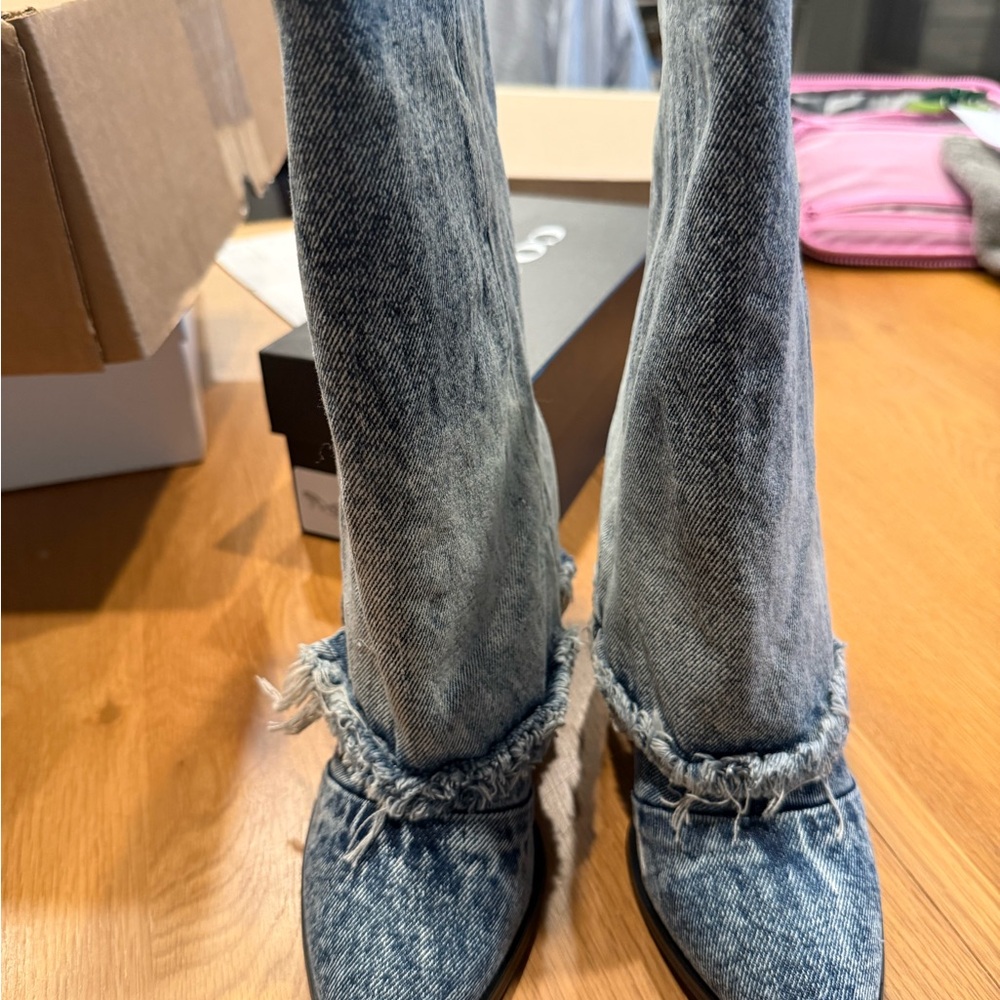 Steve Madden Women’s Blue Denim Flared Jeans with Frayed Hem